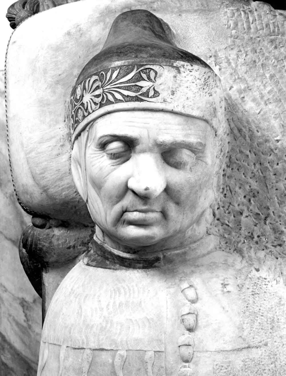 Black-and-white photograph of the effigy of Doge Andrea Vendramin, seen from above.