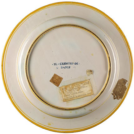 underside of a dish with the words "Il Gioditio de Paris"