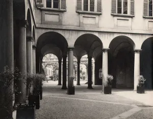 Photograph of an interior courtyard.